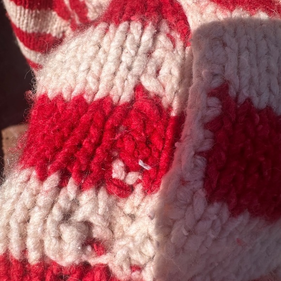 Sweater with hood and pockets - Picture 6 of 8